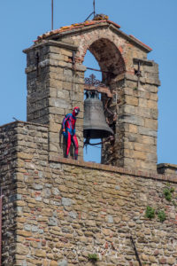 Uomo ragno nella torre del cassero a Monte San Savino.