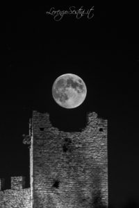 Luna sulla torre del Lago Trasimeno