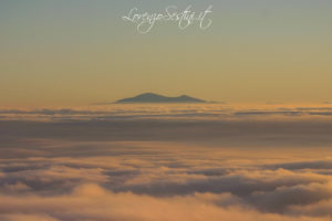 Il monte Amiata fotografato dal Pratomagno con nebbia.